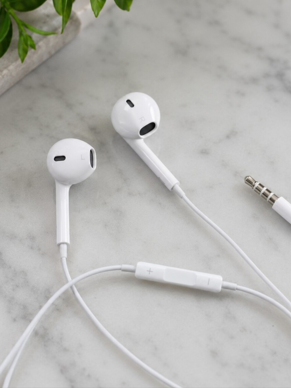 Apple EarPods Wired Earbuds Headphones 3.5mm Audio Plug White New Genuine Apple - Picture 3 of 6